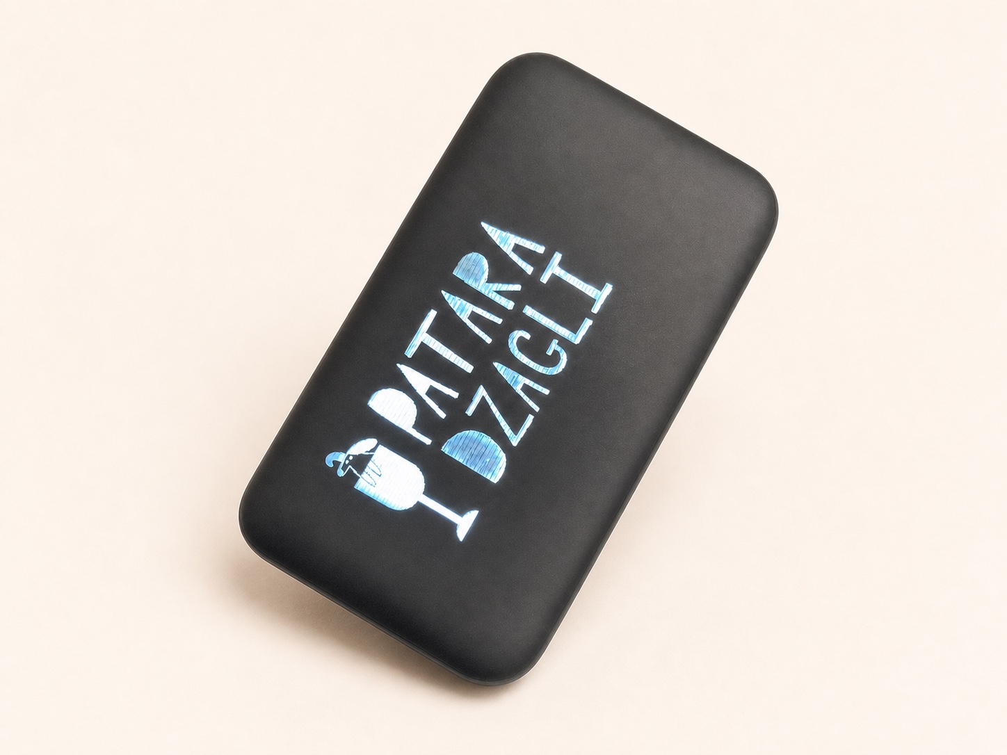 Чёрный powerbank с гравировкой на нейтральном фоне